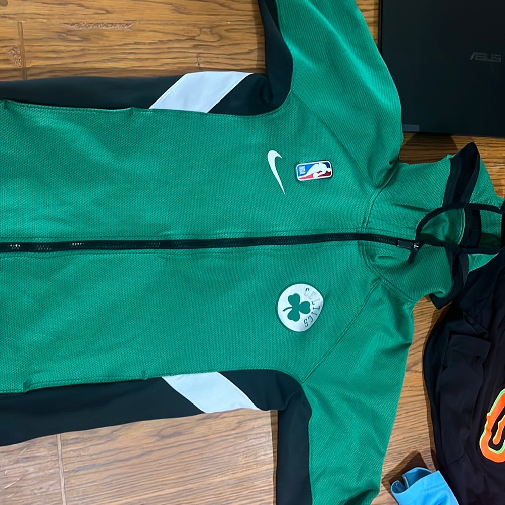Medium Celtics Zip Up Hoodie is very good condition